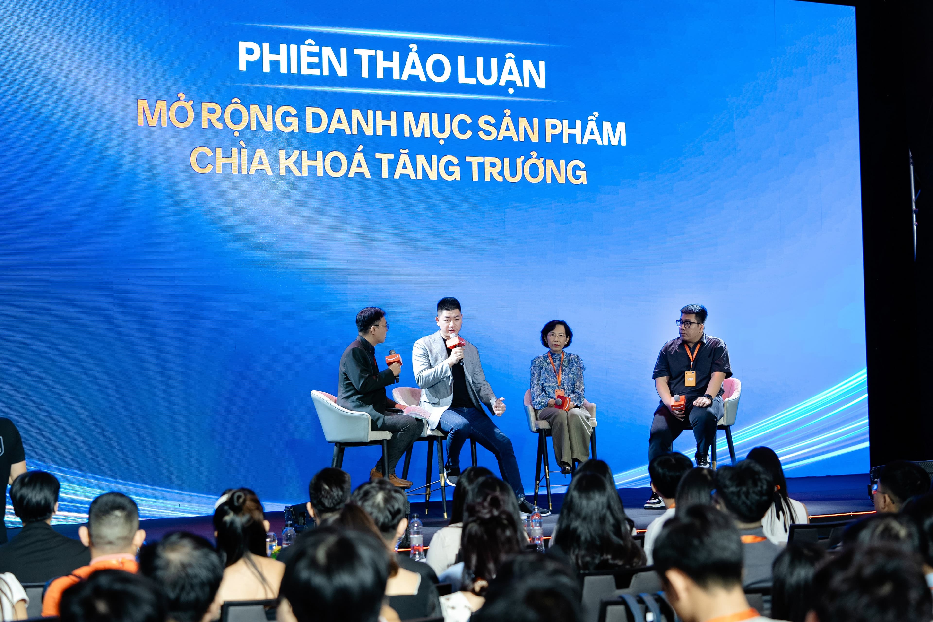 Phiên thảo luận về mở rộng danh mục sản phẩm — Equarus chia sẻ trên sân khấu