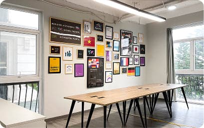 Gallery wall với mission, brand identity và posters thiết kế tại văn phòng