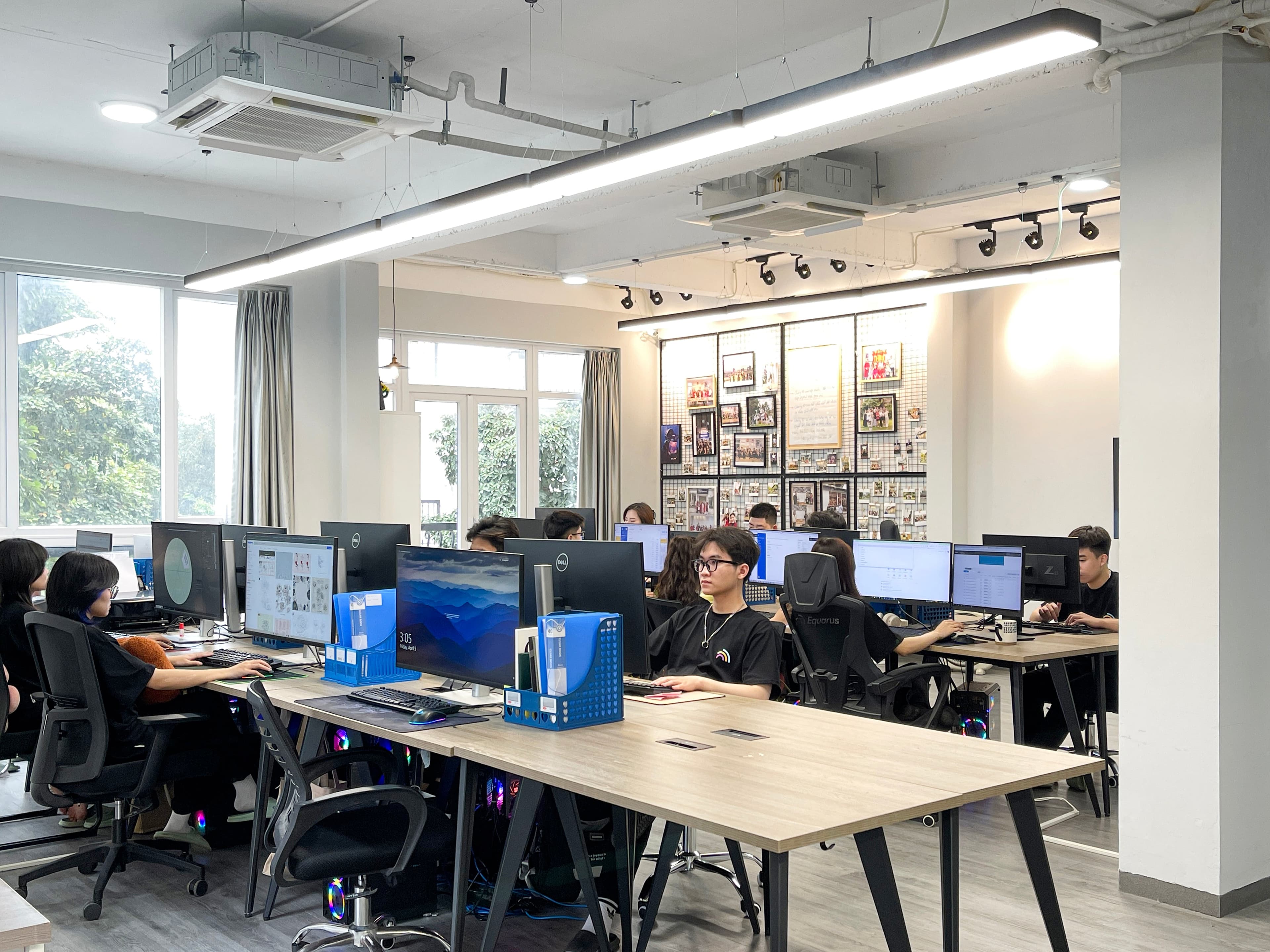 Khu vực làm việc của team Equarus với gallery wall các thương hiệu