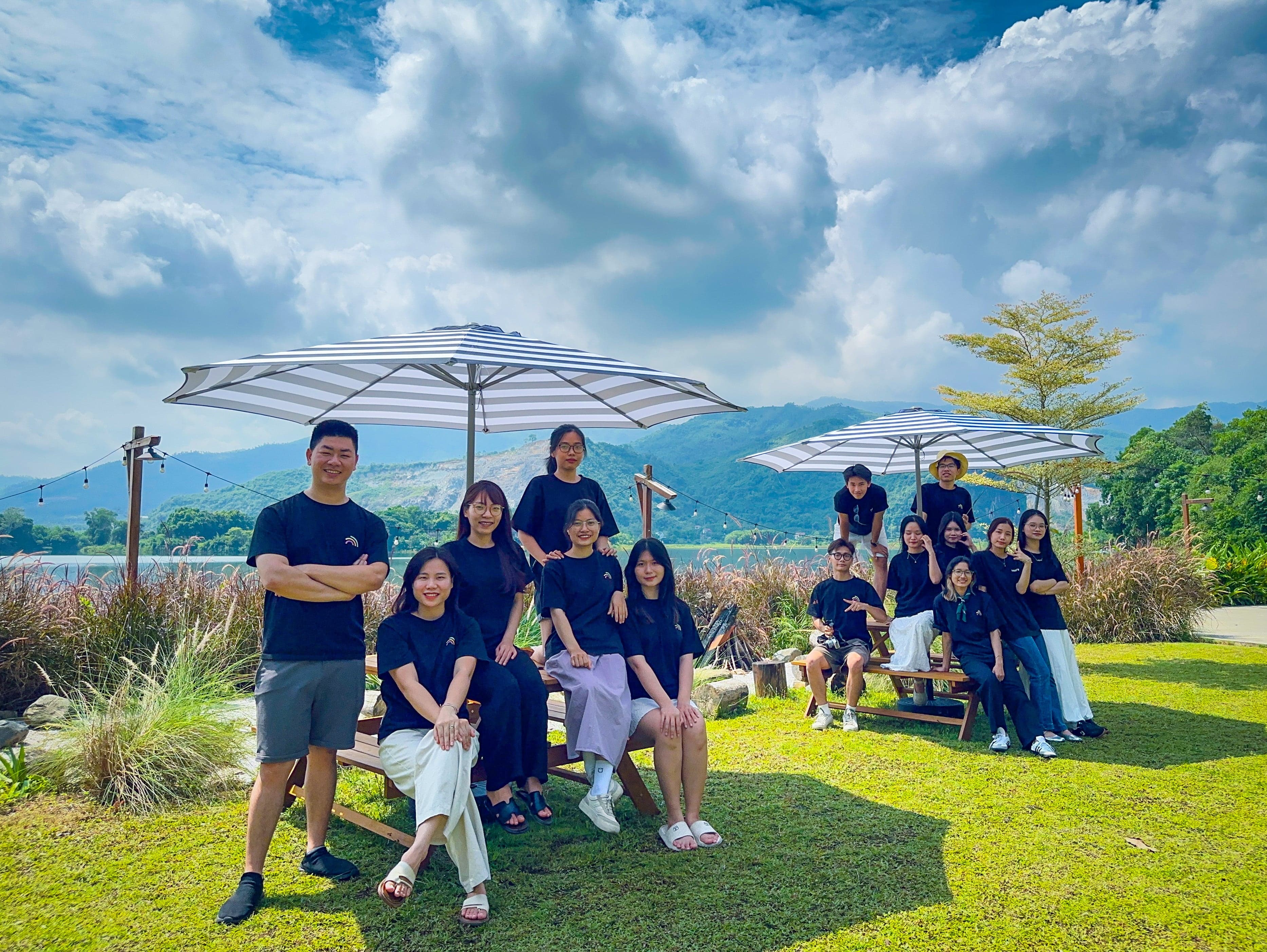 Team Equarus offsite — picnic bên hồ với ô sọc và bầu trời xanh