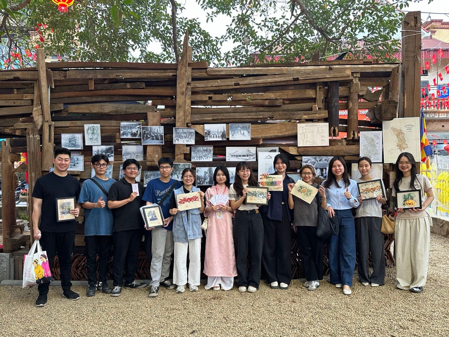 Team Equarus tại sự kiện văn hóa cùng các poster nghệ thuật
