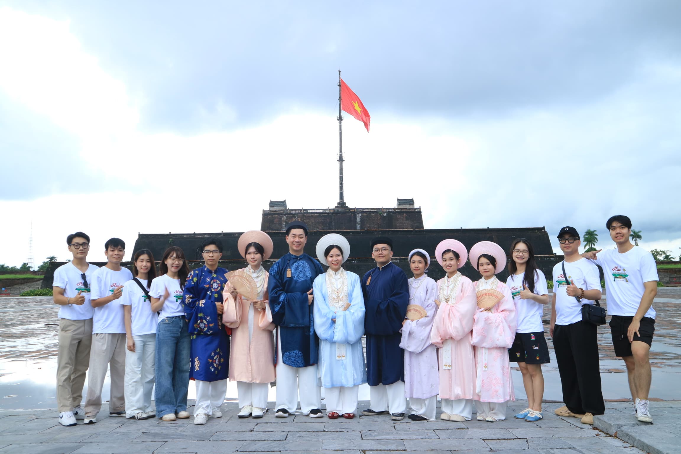 Team Equarus tại Kỳ đài Huế trong áo dài truyền thống
