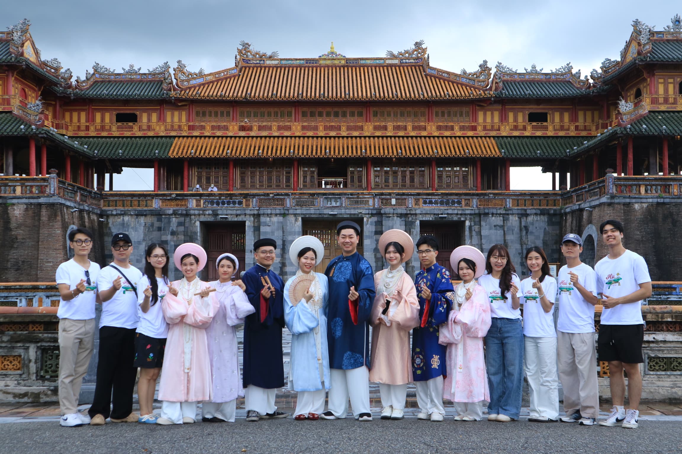 Team Equarus trước cổng Hoàng thành Huế trong áo dài